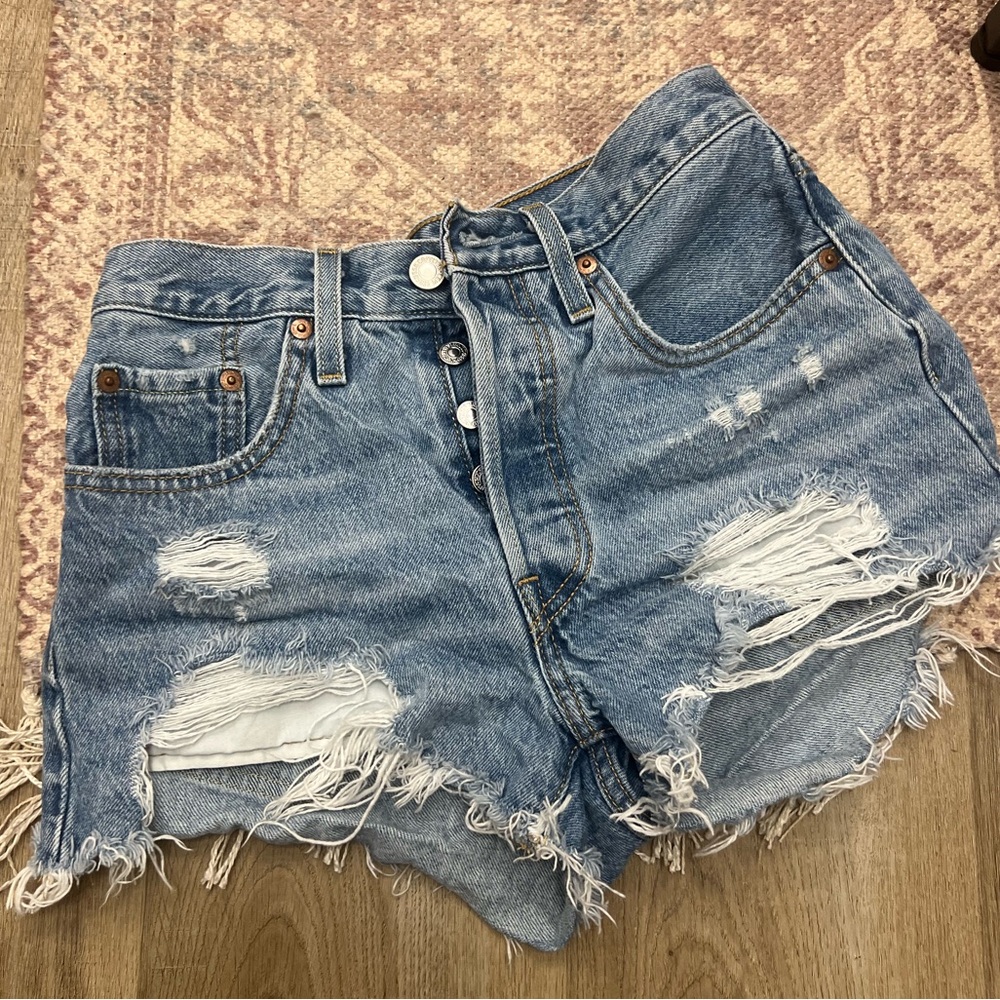 LEVI JEAN SHORTS!